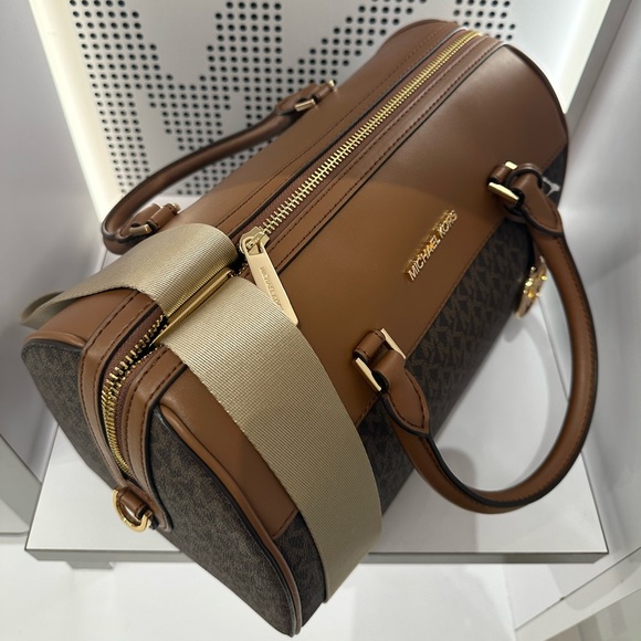 MICHAEL KORS TRAVEL MEDIUM DUFFEL CROSSBODY / SATCHEL BAG - Picture 14 of 16